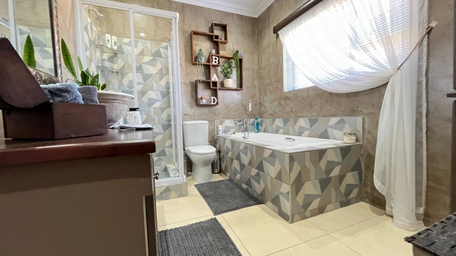 3 Bedroom Property for Sale in Heiderand Western Cape